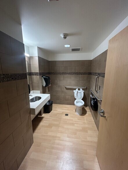 More Photos Of 7601 Discovery Dr, Middleton Medical For Sale