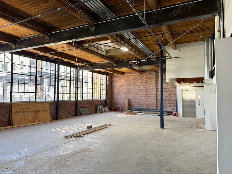 More Photos Of 515 28th St, Des Moines Storefront For Lease