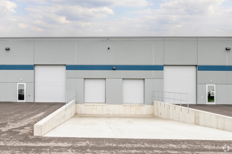 More Photos Of 3818-3858 John Wall Dr, Madison Light Distribution For Lease