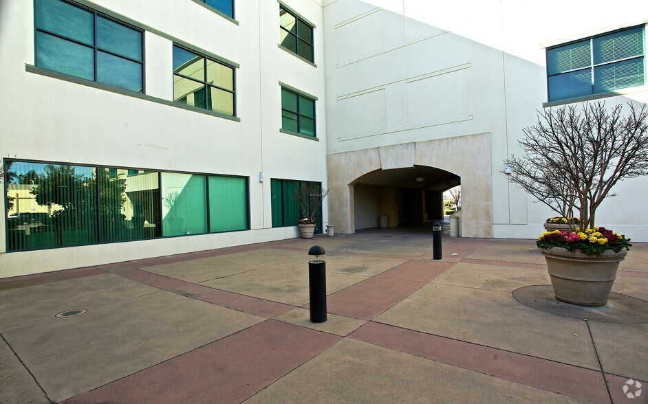 More Photos Of 1991 Broadway St, Redwood City Office For Lease