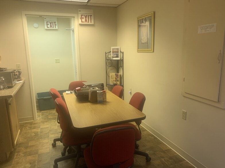 More Photos Of 21 Main St, Rochester Storefront Retail Residential For Lease