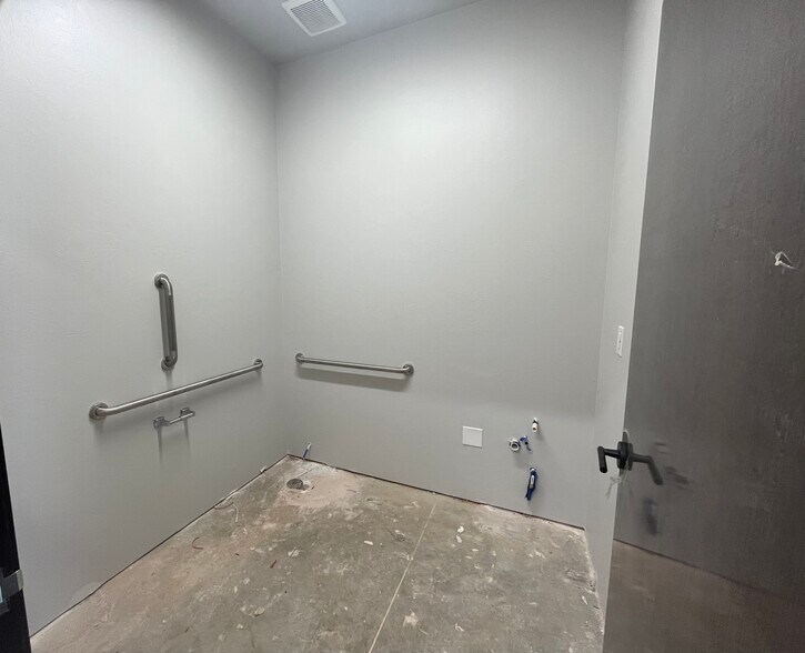 More Photos Of 5130 NW 178th St, Edmond Warehouse For Lease