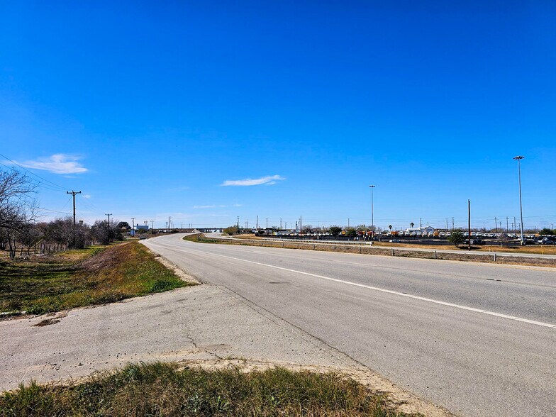More Photos Of 4440 S Loop 1604 E, Elmendorf Land For Lease