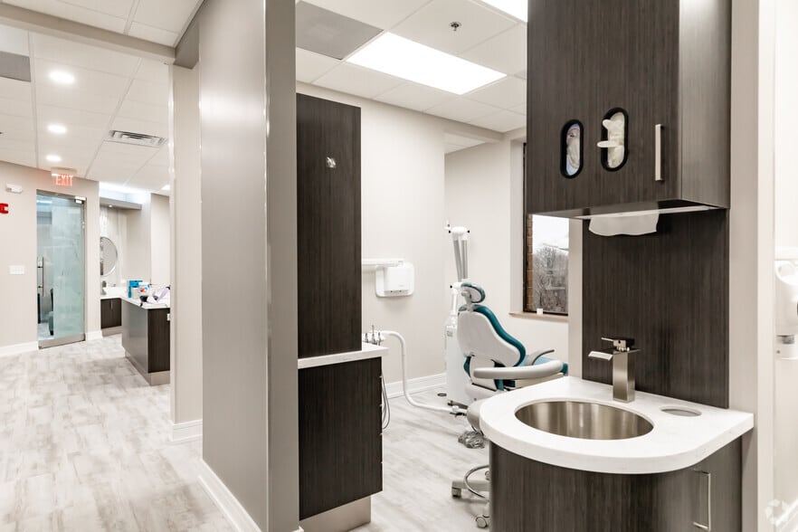 More Photos Of 3060-3080 Ogden Ave, Lisle Unknown For Lease