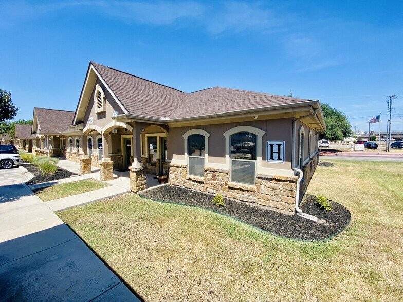 More Photos Of 1619 E Common St, New Braunfels Office For Sale