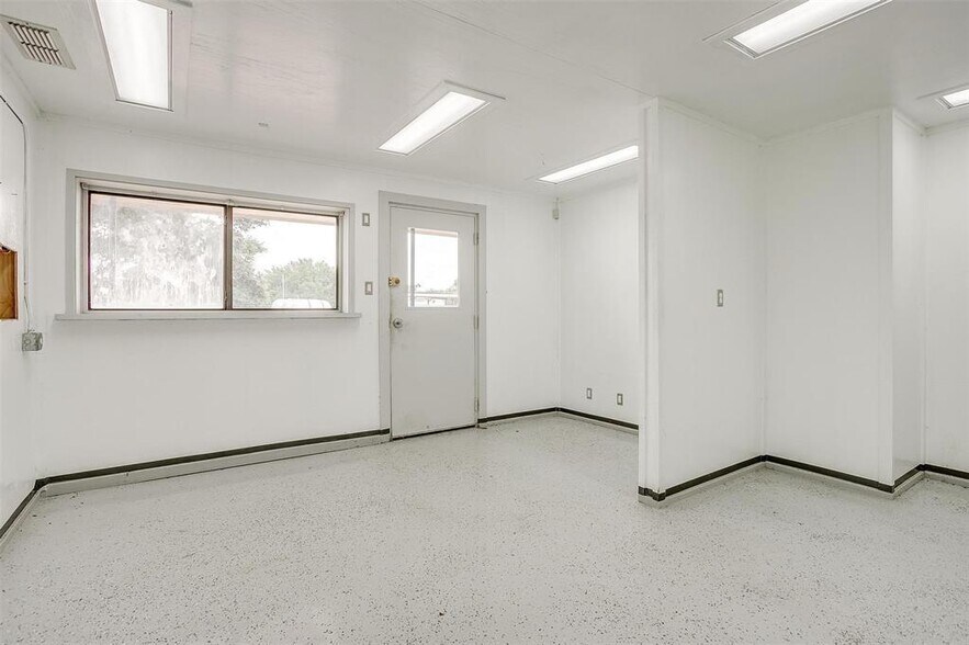 More Photos Of 640 E Highway 199, Springtown Warehouse For Sale