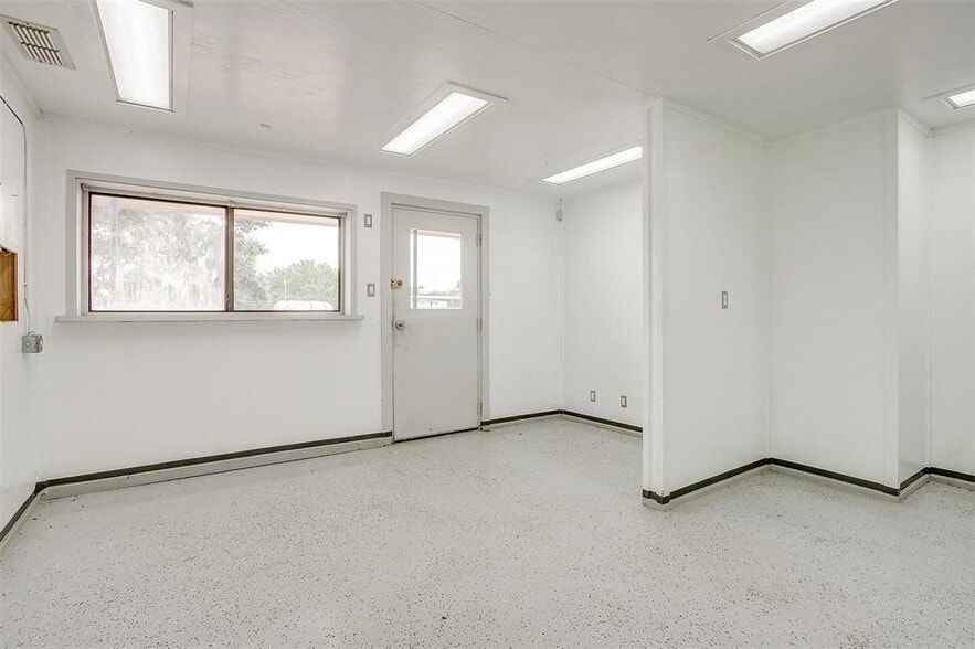 More Photos Of 640 E Highway 199, Springtown Warehouse For Lease