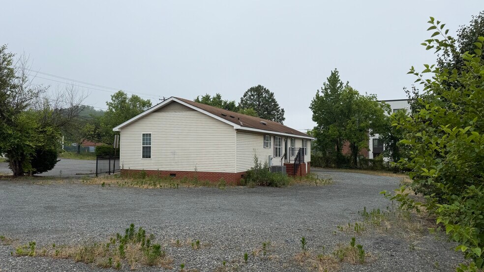 More Photos Of 227 Atando Ave, Charlotte Manufacturing For Lease