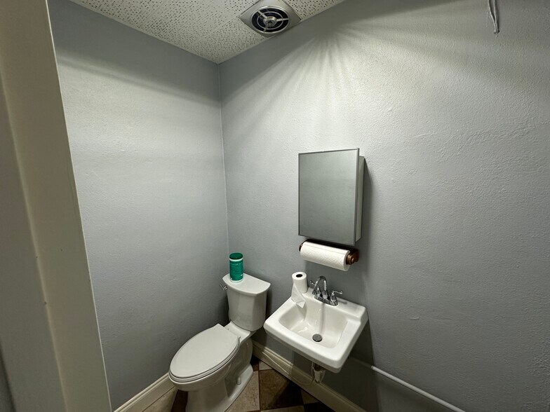 More Photos Of 6100 N Nebraska Ave, Tampa Office For Lease