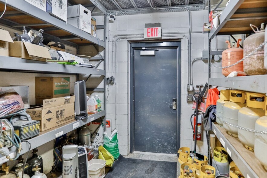 More Photos Of 711 3rd St, Marathon Manufacturing For Sale