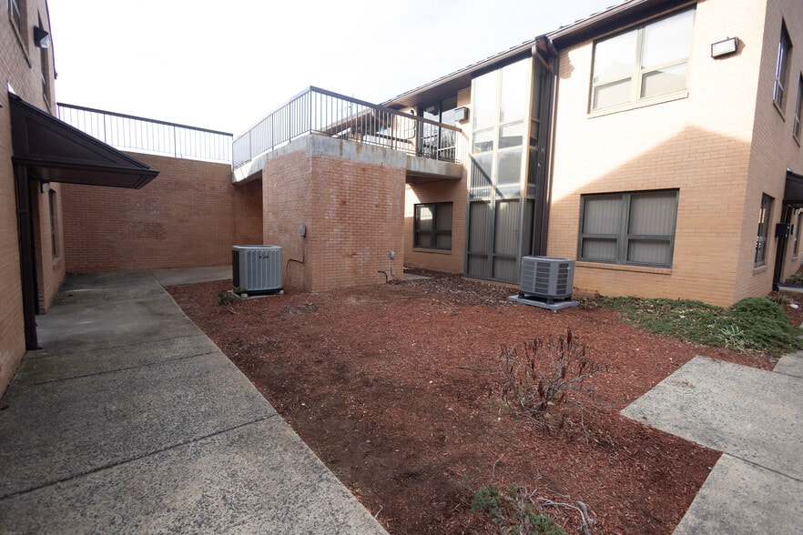 More Photos Of 14377-14389 Hereford Rd, Woodbridge Medical For Sale