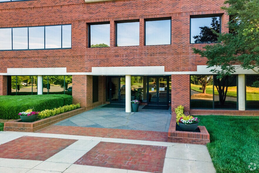 More Photos Of 8701 Red Oak Blvd, Charlotte Office For Lease
