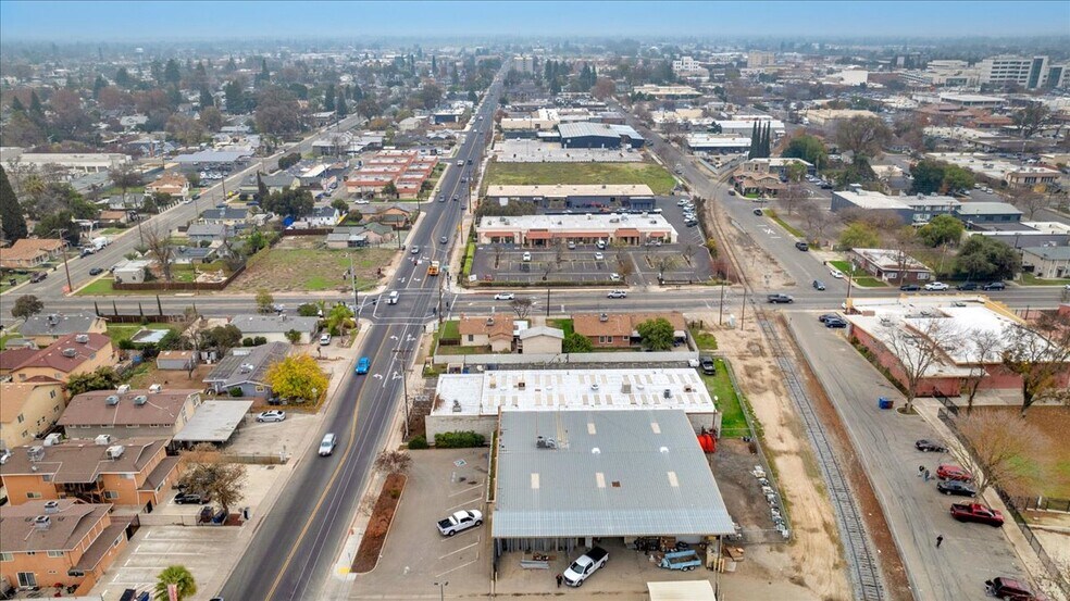 More Photos Of 1027 W Murray Ave, Visalia Service For Sale