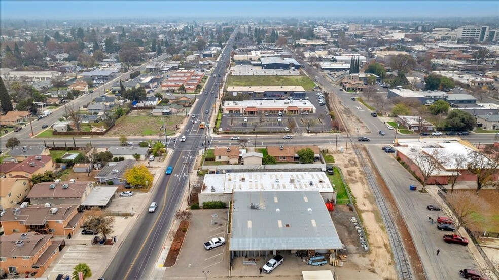 More Photos Of 1027 W Murray Ave, Visalia Service For Sale