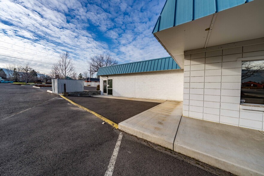 More Photos Of 209 N Pacific Hwy, Talent General Retail For Sale