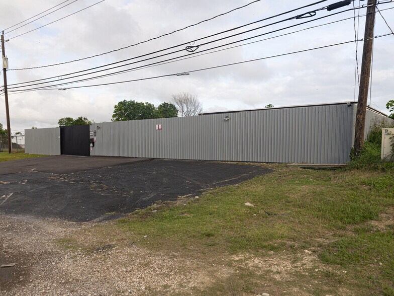 More Photos Of 16526 Market St, Channelview Showroom For Sale