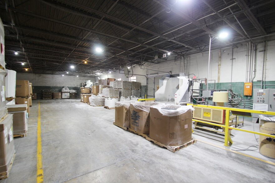 More Photos Of 104 Lee St, Lodi Manufacturing For Lease