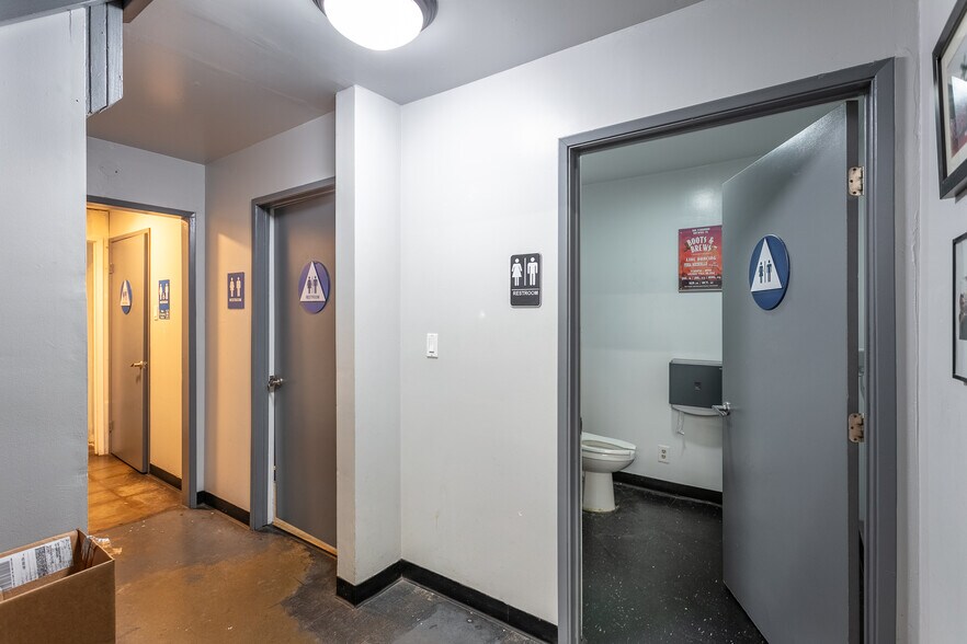 More Photos Of 425 Park Ave, San Fernando Warehouse For Sale