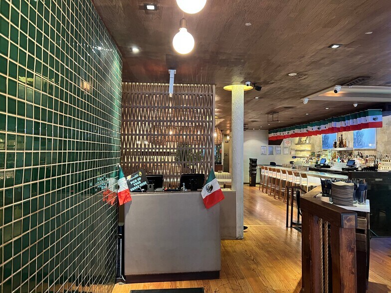 More Photos Of 108-110 W Kinzie St, Chicago Office Residential For Sale