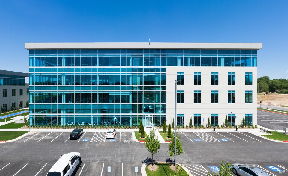 More Photos Of 2600 NE 11th St, Bentonville Office For Lease