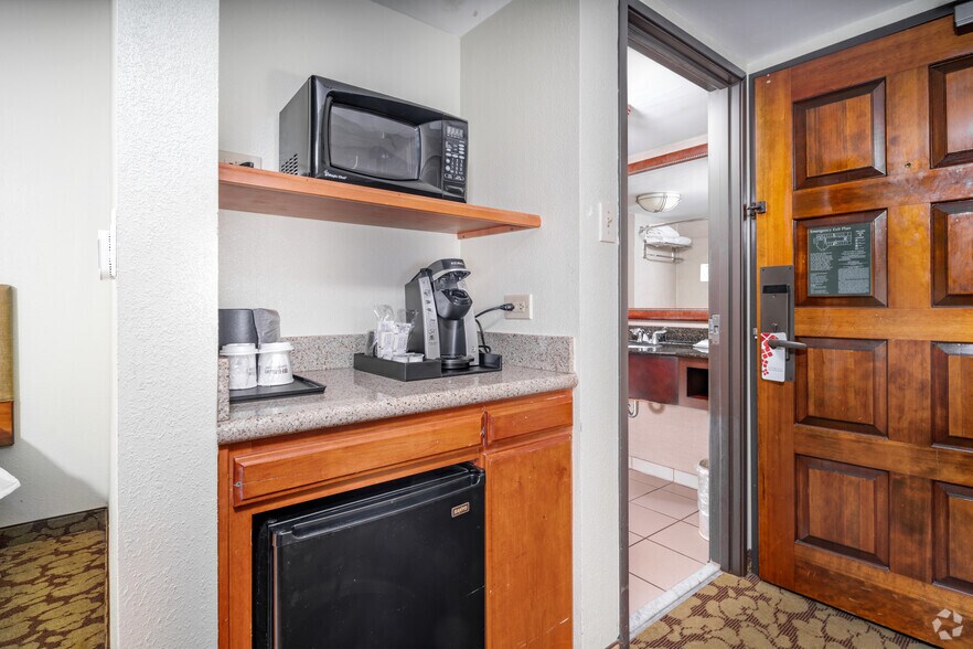 More Photos Of 12828 San Pedro Ave, San Antonio Hotel For Sale
