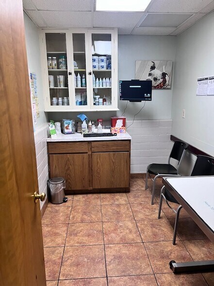 More Photos Of 3530 Southern Blvd, Youngstown Veterinarian Kennel For Lease