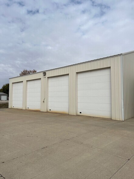More Photos Of 1304 Central Ave E, Clarion Showroom For Sale
