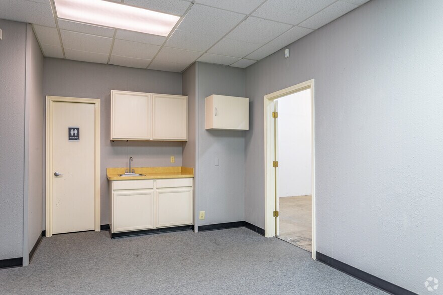 More Photos Of 10103-10123 Broadway St, San Antonio Research And Development For Lease