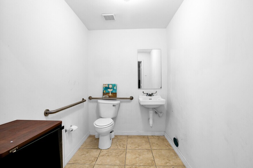 More Photos Of 4628-4648 NW 133rd St, Opa-locka Warehouse For Lease