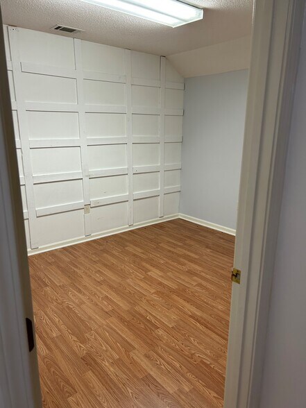 More Photos Of 18 Commerce Pl, Savannah Office For Lease