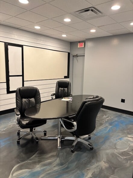 More Photos Of 15103-15129 Industrial Rd, Omaha Showroom For Lease