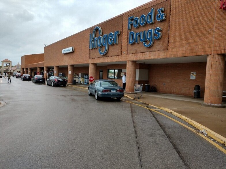 More Photos Of 3311 N Sterling Ave, Peoria General Retail For Sale