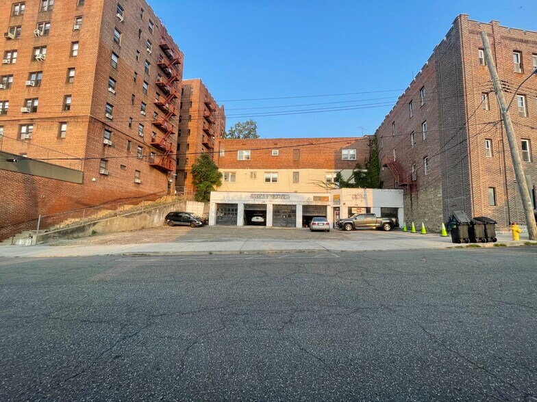 More Photos Of 20 Grayrock Rd, Scarsdale Light Manufacturing For Sale