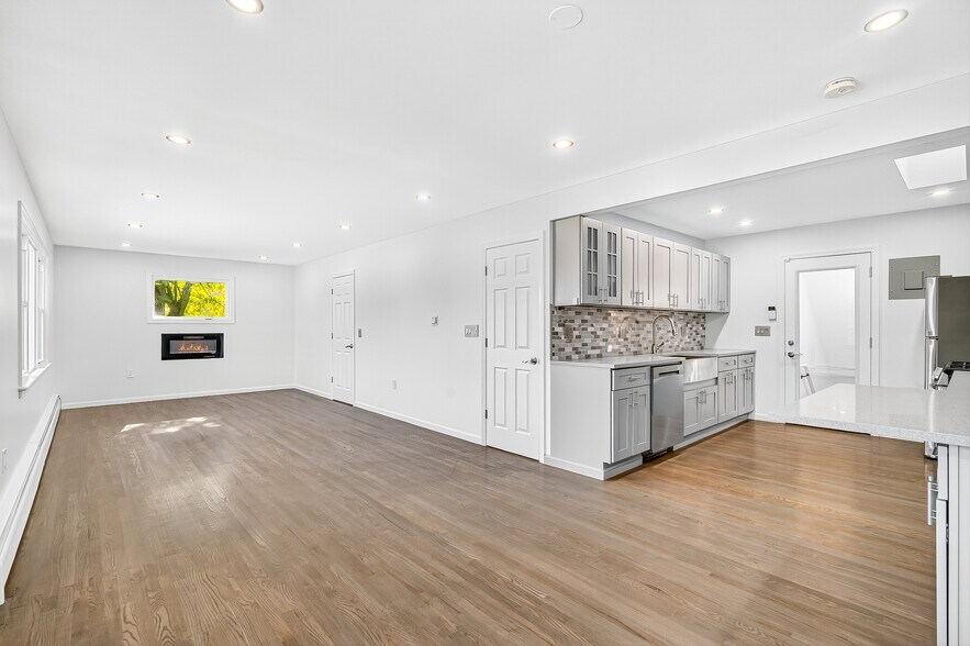 More Photos Of 153 Route 9W, Haverstraw Veterinarian Kennel For Sale