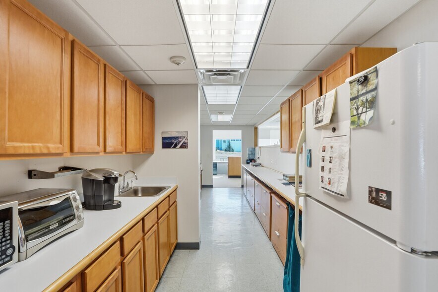 More Photos Of 19 John Clarke Rd, Middletown Office For Sale