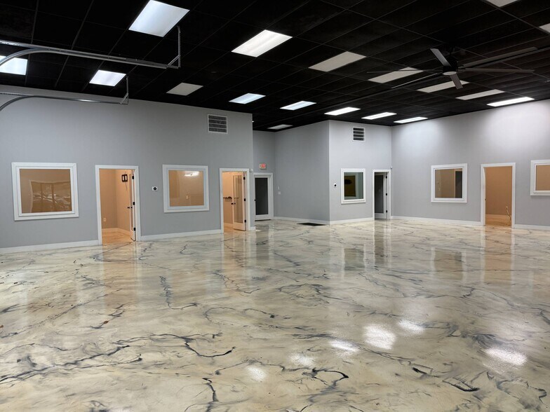 More Photos Of 10400 D Alpharetta St, Roswell Flex For Lease