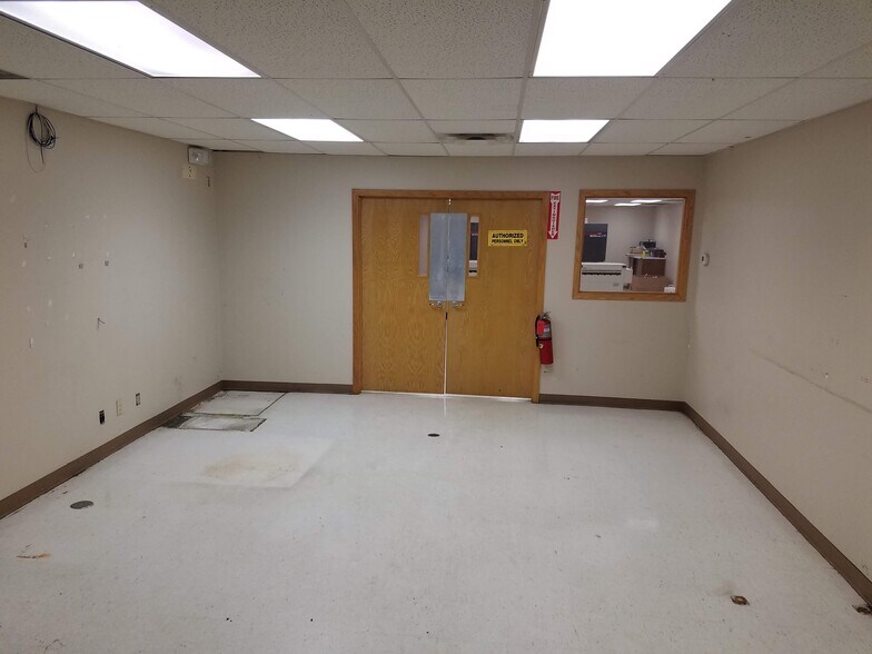 More Photos Of 2208 Trott Ave SW, Willmar Flex For Sale