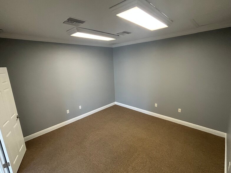 More Photos Of 565 S Hercules Ave, Clearwater Office For Sale