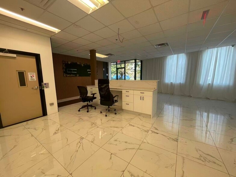 More Photos Of 7075 Kingspointe Pky, Orlando Showroom For Lease