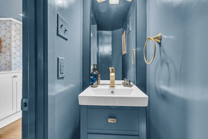 More Photos Of 184 Ashley Ave, Charleston Specialty For Sale