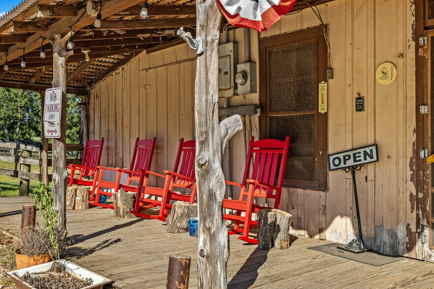More Photos Of 12528 FM 109, Industry Bar For Sale