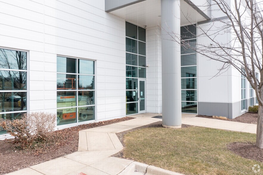 More Photos Of 360 Veterans Pky, Bolingbrook Warehouse For Lease