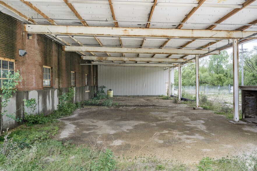 More Photos Of 947 E Clinton St, Freeport Warehouse For Sale