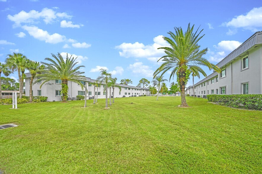 More Photos Of 8372 Beacon Blvd, Fort Myers Apartments For Sale
