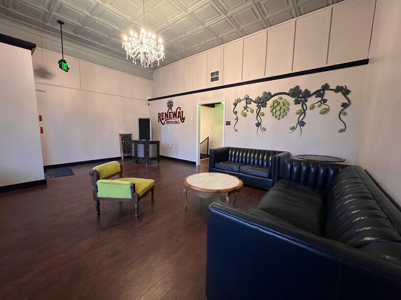 More Photos Of 32 Franklin St, Martinsville Storefront For Sale