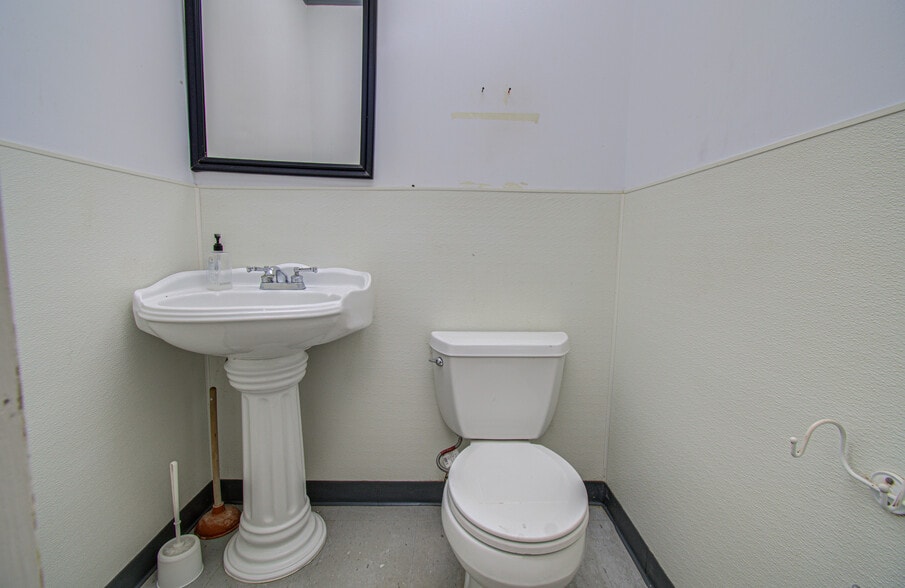 More Photos Of 7571 Morley St, Houston Warehouse For Sale