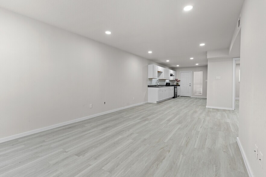 More Photos Of 8330 Carvel Ln, Houston Apartments For Sale