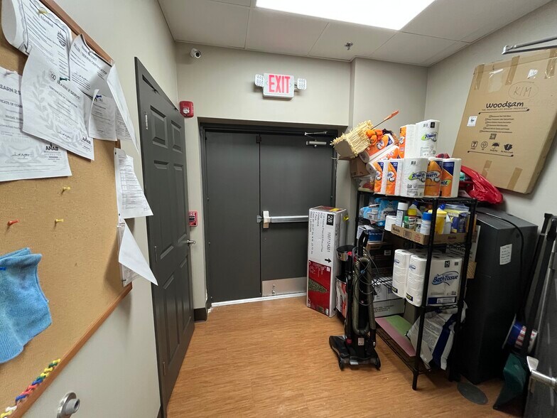 More Photos Of 2306-2332 Hassell Rd, Hoffman Estates General Retail For Sale