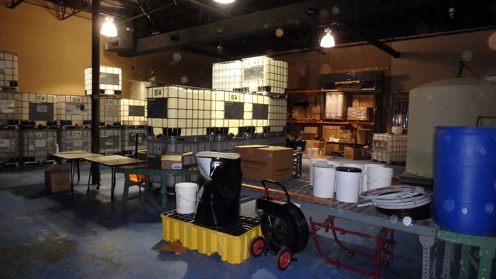 More Photos Of 3923 Morse St, Denton Flex For Lease
