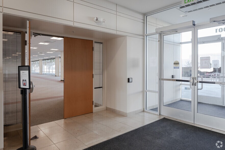 More Photos Of 7901 E Lowry Blvd, Denver Office For Sale